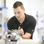 Echt und aus der Fertigung. Mitarbeiter der HAAS Schleifmaschinen GmbH. (www.multigrind.com). Quelle: www.kraas-lachmann.com.