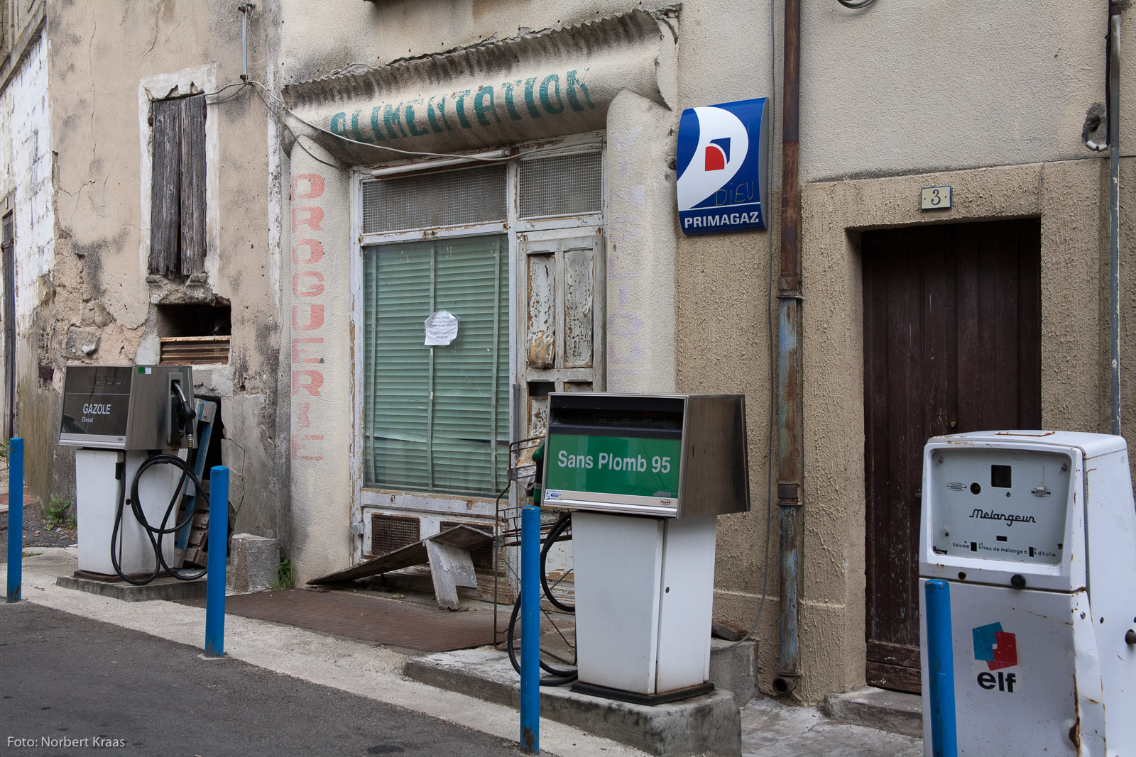 Wo tankt man Zuversicht in schwierigen Zeiten? Verlassener Laden in Saint-Quentin-la-Poterie, Languedoc.