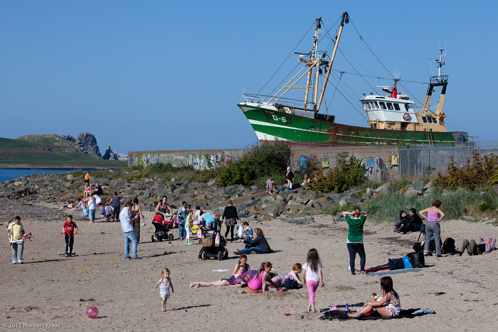 Die Boote fahren nicht mehr aus. / The boats don't go out anymore. (Howth 2011) Die Boote fahren nicht mehr aus. / The boats don't go out anymore. (Howth 2011) Homage to Martin Parr. Foto: Norbert Kraas