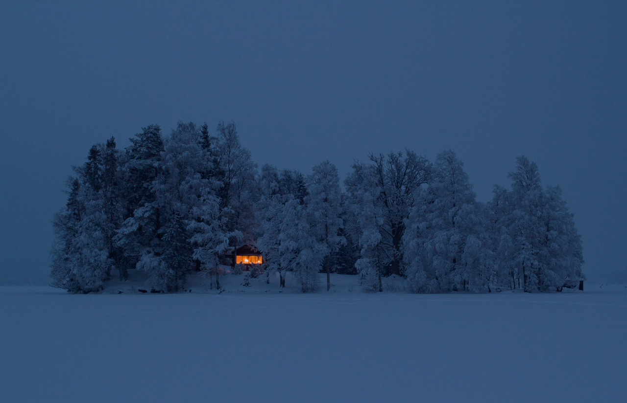 ottage on an island near Nora, Sweden. Photo: Jonas Loiske. Source: http://freecabinporn.com