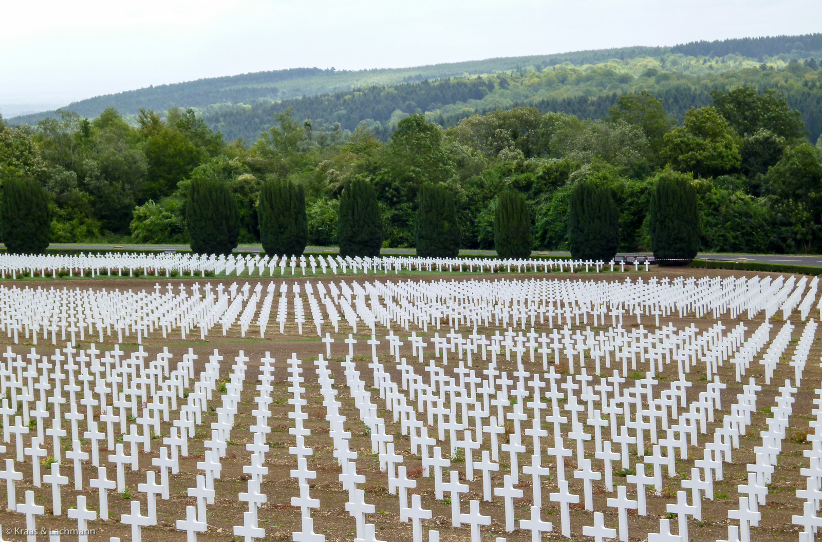 Gräberfeld vor dem Beinhaus von Douaumont bei Verdun