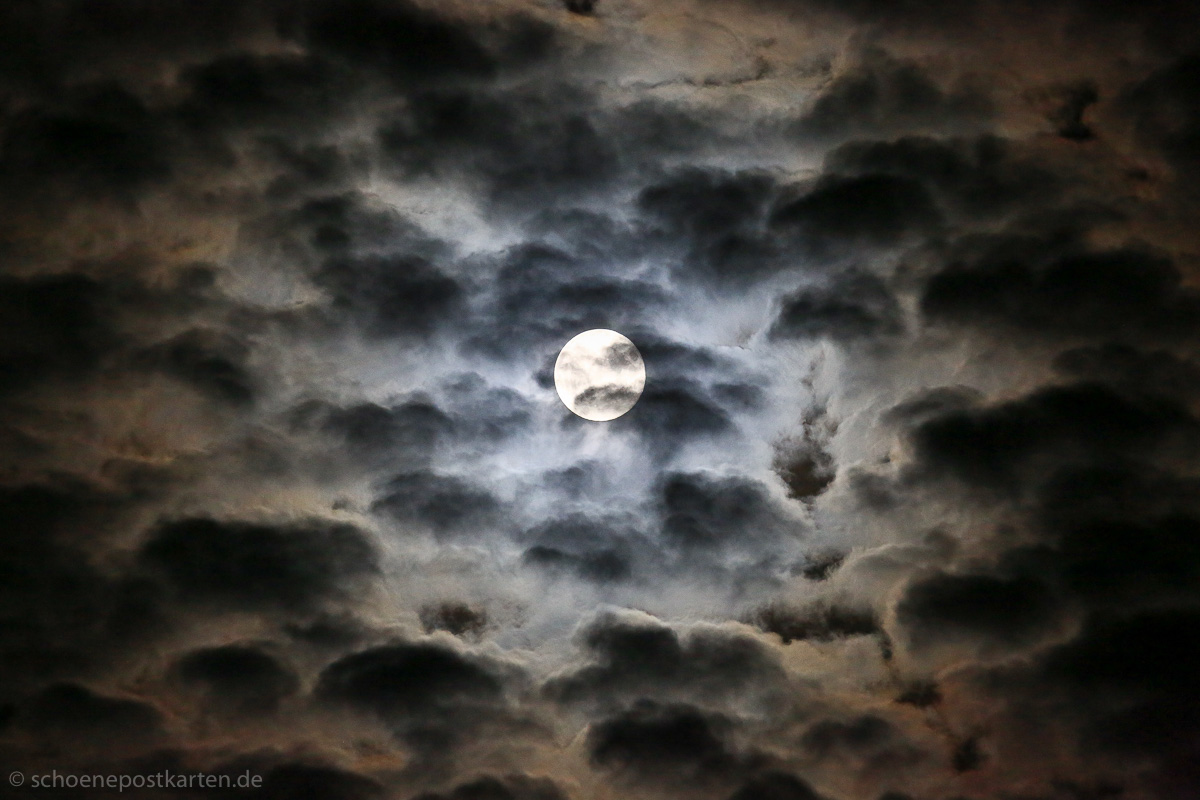 Der Mond am 8. Mai 2020 um 3 Uhr war nur 356.910 Kilometer von uns entfernt: ein Supermond. Foto: www.schoenepostkarten.de Der Mond am 8. Mai 2020 um 3 Uhr war nur 356.910 Kilometer von uns entfernt: ein Supermond