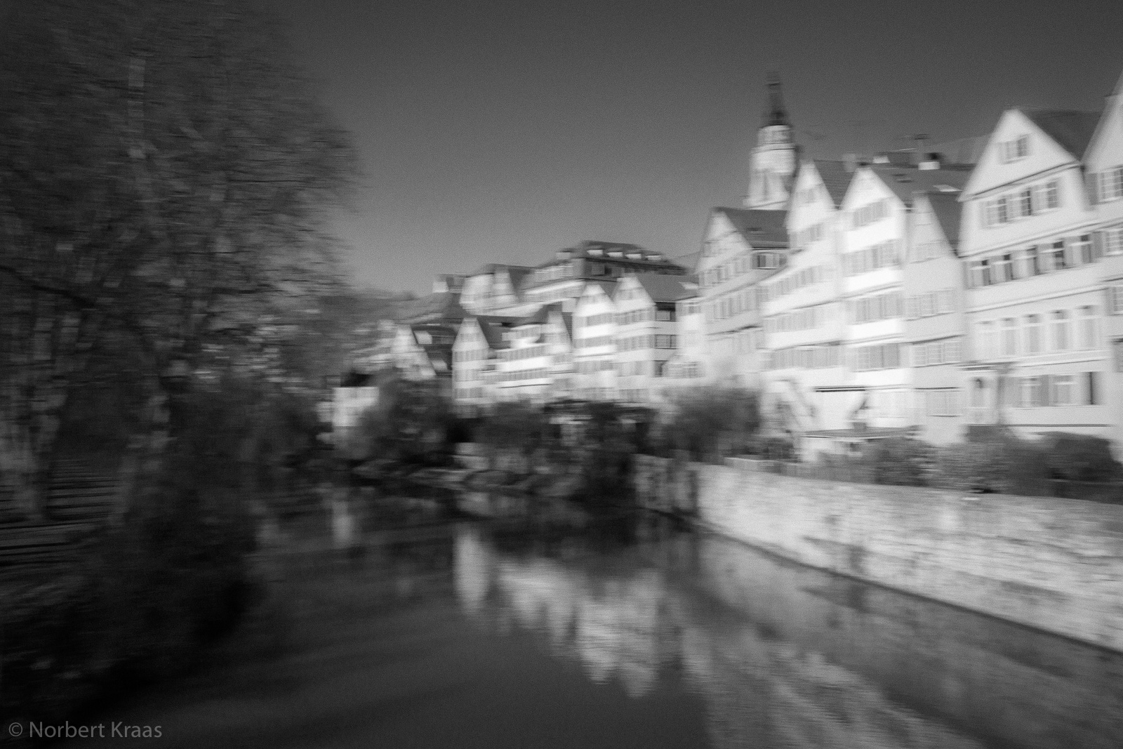 Wenn man eine Fotovorlage abmalt, sieht das zuerst furchtbar aus. Als ich jedoch mit einem Wischer darübergegangen bin, war ich erstaunt, wie gut das Ganze plötzlich wirkte. Dabei kam mir das Sfumato der alten Venezianer in den Sinn. Wenn die Effekte des Verwischens die nebensächlichen Details verschwinden lassen, erscheint das Dargestellte eindeutiger, gleichzeitig aber auch geheimnisvoller. 