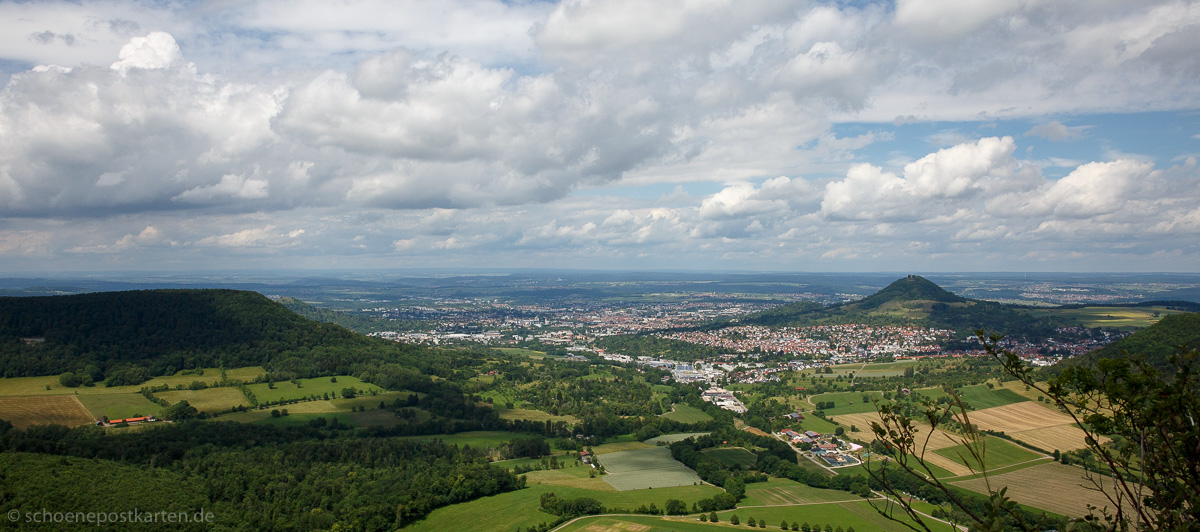 Blick vom Mädlesfelsen am Albtrauf die Achalm bei Reutlingen