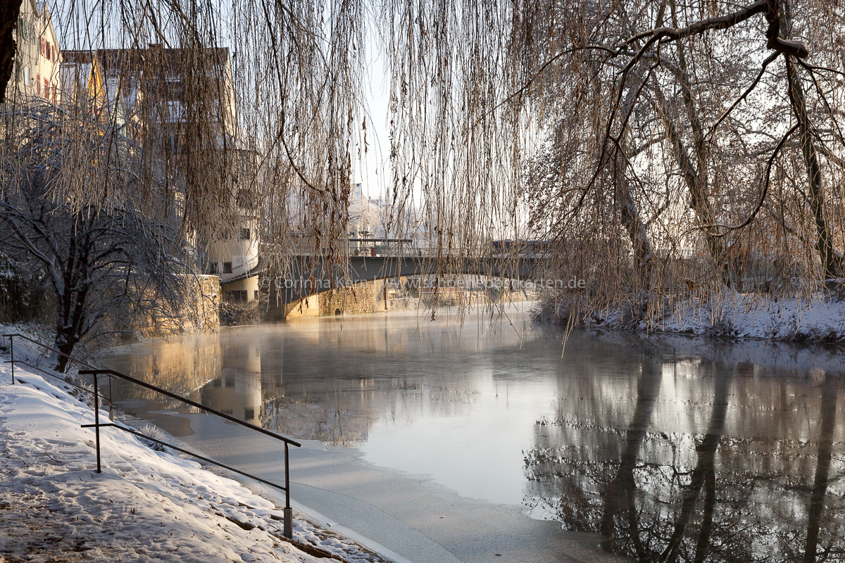 Eine zarte Eisschicht auf dem Neckar, ganz zugefroren war er das letzte Mal 1997. Foto: Corinna Kern
