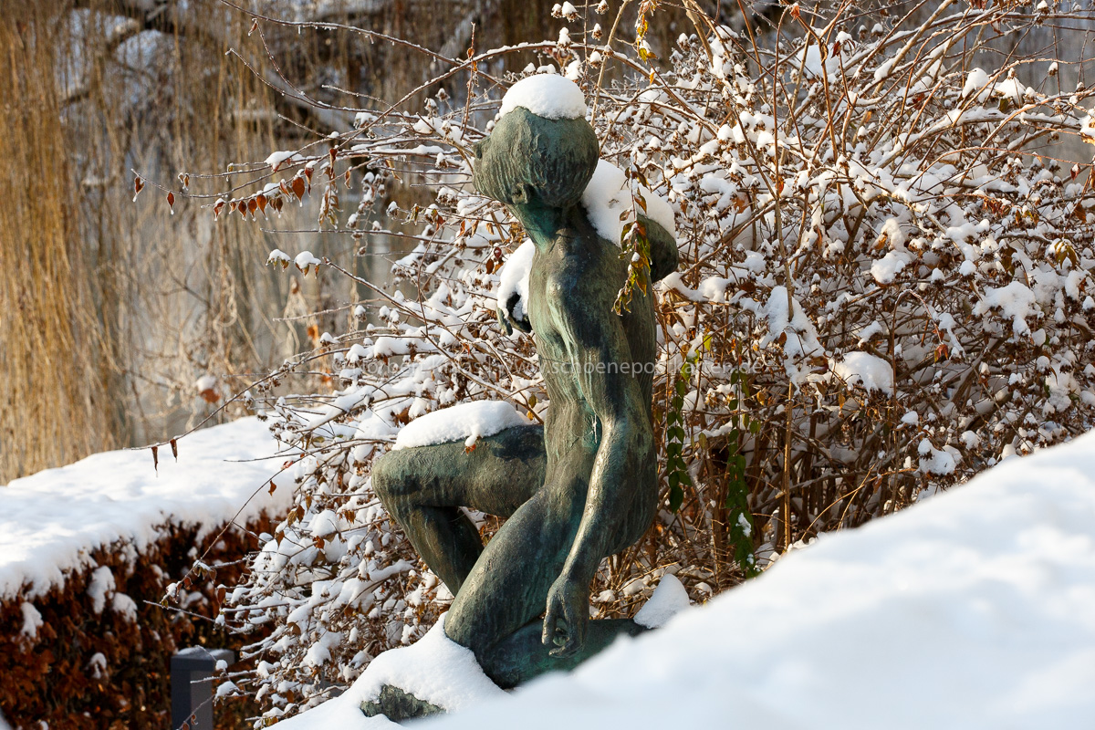 Hölderlin-Skulptur von Ivo Beucker im Garten des Hölderlinturms in Tübingen. Foto: Norbert Kraas