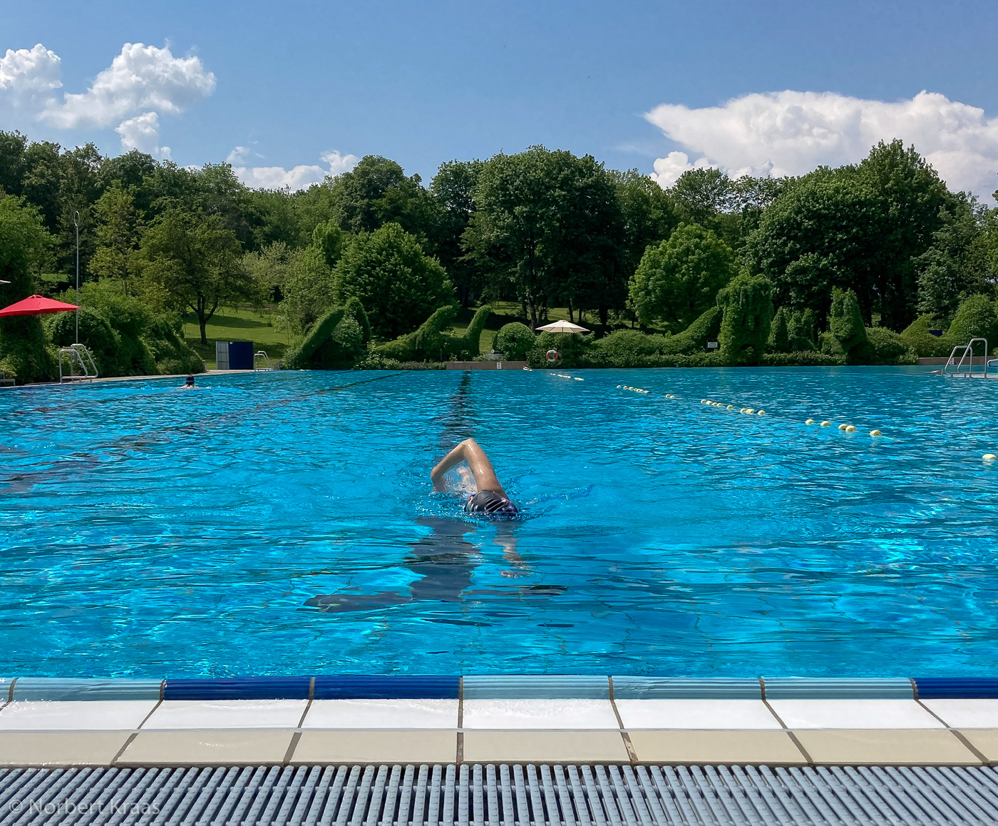„die erste geschwommene Bahn an einem Tag im Mai“. Freibad Hechingen. Foto: Norbert Kraas